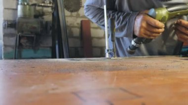 Makinist toz ve kir denetimleri ayrıntı sonra çalışmaları sırasında darbeler uzak. Adam onun garaj veya atölye çalışıyor. Zor iş kavramı. Ağır çekim Dolly atış kapatın