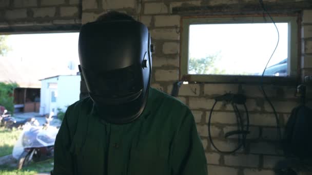 Mechaniker Bei Seiner Arbeit Mit Schutzmaske Mann Arbeitskleidung Arbeitet Garage — Stockvideo