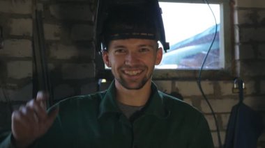 Gülümseyen Kaynakçı kameraya bakar ve işe almak için maske düşürür. Çalışma içinde onun garaj ya da atölye sakallı mutlu adam. Adam gülüyor ve hayat sahiptir. Ağır çekim yakın çekim