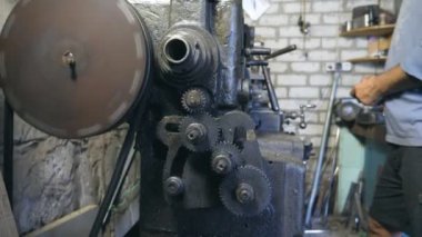 Onun işe başlamak için tanınmayan adam tezgah için geliyor. Çalışma içinde onun garaj ya da atölye makinist. Ağır çekim yakın çekim