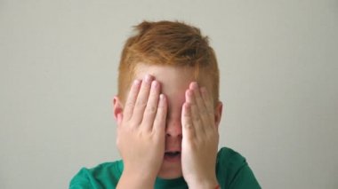 Sevimli çocuk yüz duygular ve duyguları ile kamera içine bakıyor. Çilli kapalı yakışıklı mutlu çocuk portresi. Yüzünde sürpriz ve zevk gösteren genç bir çocuk. Yavaş hareket yakın çekim