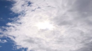 Karanlık yağmurlu bulutlar gökyüzü koyulaşma üzerinde hareket. Güzel doğa arka plan. Hava kavramı. Timelapse yakından