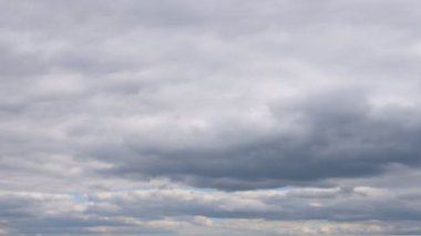 Mavi gökyüzünde hareket eden beyaz bulutlar. Güzel bir doğa geçmişi var. Hava durumu. Zaman Kaynağı Kapat