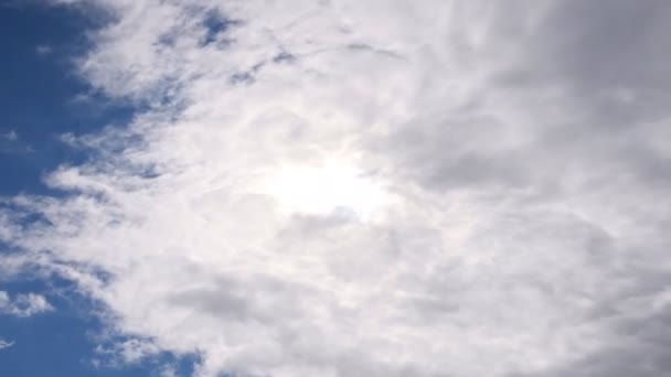 어두운 장 구름은 어둡게 하늘에 이동입니다. 아름 다운 자연 배경입니다. 날씨 개념입니다. Timelapse 가까이 — 비디오