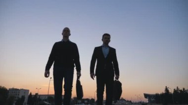 İki başarılı iş sonra yürürken evrak çantaları komik dans ile genç meslektaşları şehir Sokağı'nda başa mutlu düşük açılı görünüş. Neşeli işadamları akşamları açık başarı kutluyor