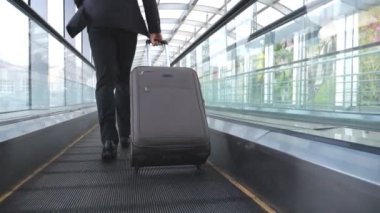 Bacaklar terminal salonunda çalışan ve bavul tekerlekleri çekerek başarılı iş adamı. Kamera takip onun Bagaj ile genç adam için uçuş için geç oldu. Adam acele iş gezisi için. Ağır çekim