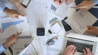 Üstten Görünüm ellere iş adamları başarı kutluyor. Grup işverenlerin neşeli gösterilen birlik birlikte tek tek kollarında yığılmış. Yaratıcı ekibi modern ofiste çalışıyor. Başarı kavramı