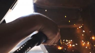 Atölye profesyonel ekipman kullanarak kaynakları yapıyor varsayılan kolu. Tamirci veya tamirci işçisi erkek el garaj kaynak makinesi ile eski araba metal parçaları kaynaklar. Yakın çekim yavaş hareket