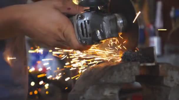 在车间用电动砂轮关闭成人焊工切割钢的男手。专业修理工或机械工人在车库用圆锯锯金属的手臂。慢动作 — 图库视频影像