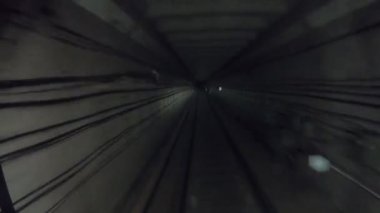 Karanlık tünelde hareket eden metro treninin zaman atlamalı. Modern şehrin bir tünelde hızlı tren sürme. Demiryolu kabininden bakış açısı. Sabah gidip gelme kavramı. Timelapse Pov