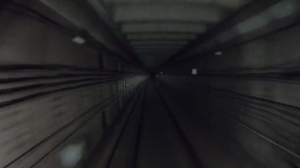 Desfasamento temporal do comboio do metro a mover-se no túnel escuro. Velocidade rápida trem subterrâneo montando em um túnel da cidade moderna. Ponto de vista da cabine ferroviária. Conceito de deslocamento matinal. Período de validade POV — Vídeo de Stock