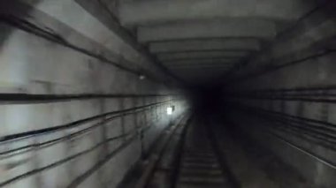 Modern şehrin bir tünelde hızlı tren sürme. Karanlık tünelde hareket eden metro treninin zaman atlamalı. Demiryolu kabininden bakış açısı. Sabah gidip gelme kavramı. Timelapse Pov