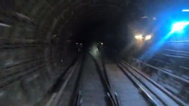 Demiryolu kabininden bakış açısı. Modern şehrin bir tünelde hızlı tren sürme. Karanlık tünelde hareket eden metro treninin zaman atlamalı. Sabah gidip gelme kavramı. Timelapse Pov