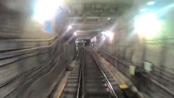 Desfasamento temporal do comboio do metro a mover-se no túnel escuro. Velocidade rápida trem subterrâneo montando em um túnel da cidade moderna. Ponto de vista da cabine ferroviária. Conceito de deslocamento matinal. Período de validade POV — Vídeo de Stock