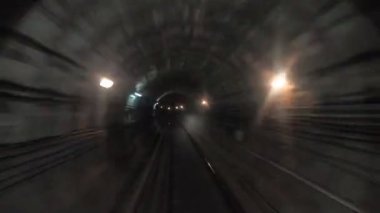 Tünelde hareket eden metro treninin zaman atlamalı. Modern şehrin bir tünelde hızlı tren sürme. Demiryolu kabininden bakış açısı. Sabah gidip gelme kavramı. Timelapse Pov