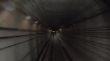 Demiryolu kabininden bakış açısı. Sabah gidip gelme kavramı. Tünelde hareket eden metro treninin zaman atlamalı. Modern şehrin bir tünelde hızlı tren sürme. Timelapse Pov