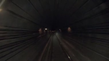 Modern şehrin bir tünelde hızlı tren sürme. Demiryolu kabininden bakış açısı. Tünelde hareket eden metro treninin zaman atlamalı. Sabah gidip gelme kavramı. Timelapse Pov