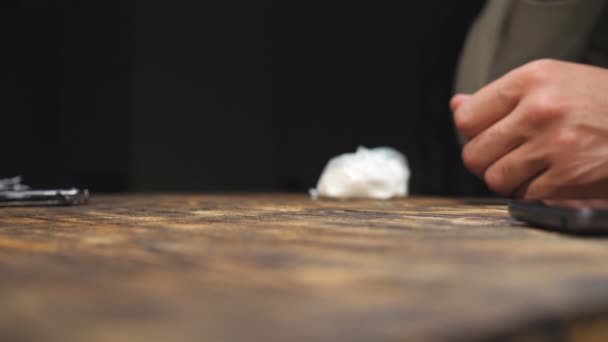 Mãos masculinas de cliente colocando um pacote de moeda estrangeira na mesa. Armas de traficante de drogas pegando dinheiro, dando cocaína para o cliente e apertando as mãos um para o outro. Fechar câmera lenta — Vídeo de Stock