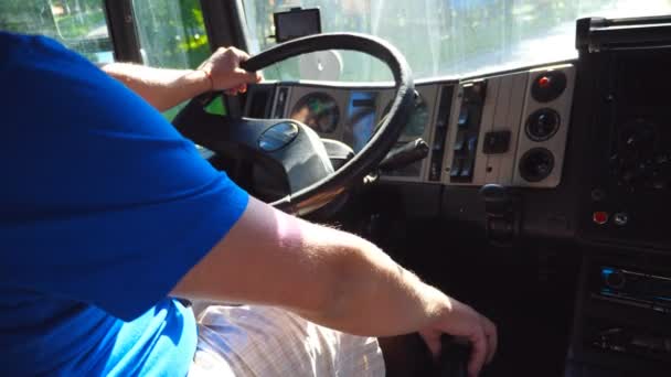 Tanınmayan kamyon şoförü güneşli bir günde şehir yolunda sürüyor. Kamyonunu kontrol eden adam hedefe gidiyor. Kamyonun kabininin içine bak. Yavaş hareketi kapat — Stok video