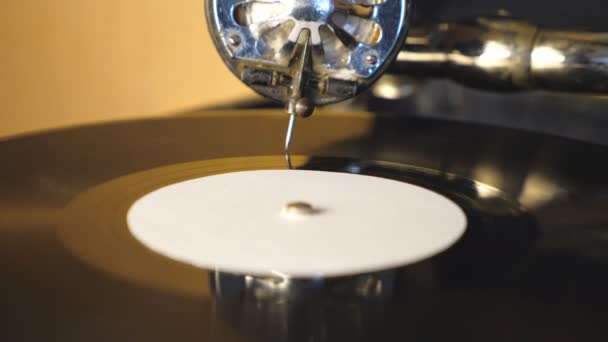 Detail weergave van Stylus met naald glijden soepel op zwarte vinyl record spinnen op vintage draaitafel. Retro concept. Onscherpe achtergrond. Slow Motion close up — Stockvideo