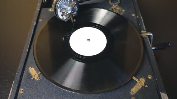 Överst på gamla spelar Grammofon. Nål glider smidigt på svart vinyl rekord spinning på Vintage skivspelare. Retro koncept. Slow motion närbild — Stockvideo