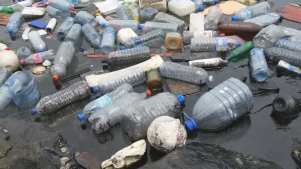 Contaminación ambiental. Botellas de plástico, bolsas, basura en el río, lago. Basura y contaminación flotando en el agua — Vídeos de Stock