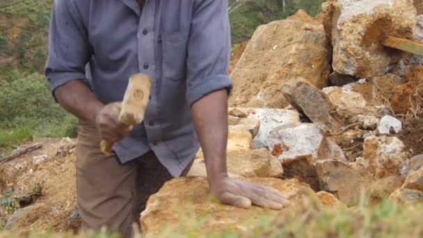 Zijaanzicht van onherkenbaar Indiase man snijden een blok van graniet met hamer in Park. Volwassen mens raken steen met Sledgehammer voor bouw flowerbed. Steenhouwer carving. Close-up — Stockvideo