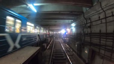 Metro treninin zaman aşımı çıkmaz sokaktan başlıyor ve karanlık tünelde ilerliyor. Modern şehrin tünelinde hızlı bir yeraltı treni. Demiryolu kulübesinden bakış açısı. Zaman Çizelgesi Pov