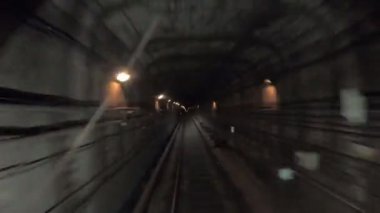 Metro treninin ışık hızına doğru ilerlemesi. Modern şehrin tünelinde hızlı bir yeraltı treni. Demiryolu kulübesinden bakış açısı. İş seyahati kavramı. Zaman Çizelgesi Pov