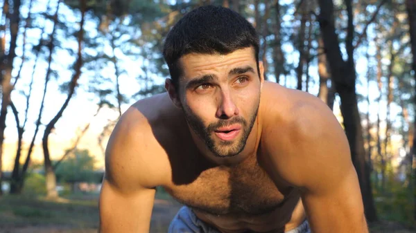 Ormanda Sıkı Çalıştıktan Sonra Mola Veren Yorgun Adamın Portresi Sporcu — Stok fotoğraf
