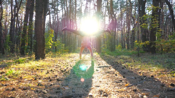 Hombre Musculoso Haciendo Pie Manos Bosque Hermoso Fondo Del Atardecer —  Fotos de Stock