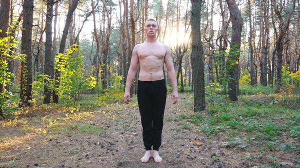 Junger Mann Beim Training Schönen Sonnigen Wald Flexibles Turner Training — Stockfoto