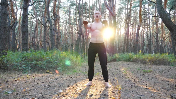 Joven Trabajando Hermoso Bosque Soleado Deportivo Haciendo Sentadillas Atardecer Entrenamiento —  Fotos de Stock