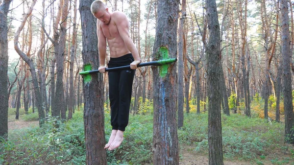 Hombre Fuerte Musculoso Haciendo Flexiones Barra Horizontal Bosque Deportista Resistente —  Fotos de Stock