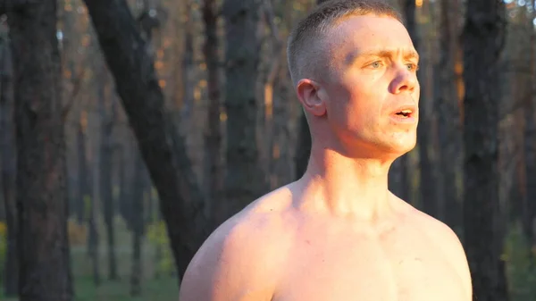 Muskulöser Mann Mit Nacktem Oberkörper Der Hart Trainierende Bizeps Hebt — Stockfoto