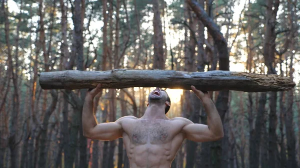 Muskulöser Mann Der Hartes Gewicht Über Kopf Trainierende Hände Hebt — Stockfoto