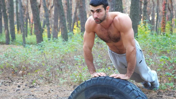 Kräftiger Und Muskulöser Mann Macht Liegestütze Wald Glücklicher Sportler Beim — Stockfoto