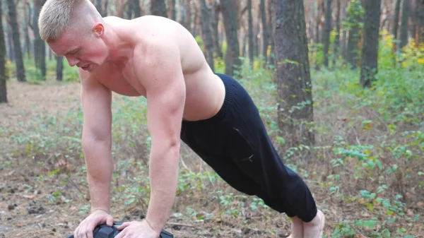 Δυνατός Άντρας Κάνει Πους Απς Στο Δάσος Αρσενικό Αθλητή Άσκηση — Φωτογραφία Αρχείου