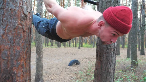 Hombre Fuerte Mostrando Algunas Acrobacias Gimnasia Barra Horizontal Tipo Musculoso — Foto de Stock