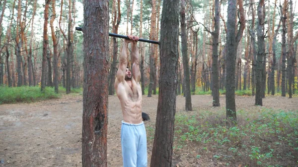 Atletische Man Training Buikspieren Verhogen Lichaam Horizontale Balk Een Spierbundel — Stockfoto