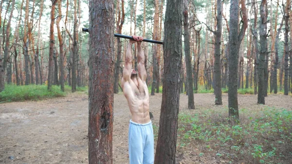 Hombre Atlético Entrenando Los Músculos Del Abdomen Levantando Cuerpo Barra —  Fotos de Stock