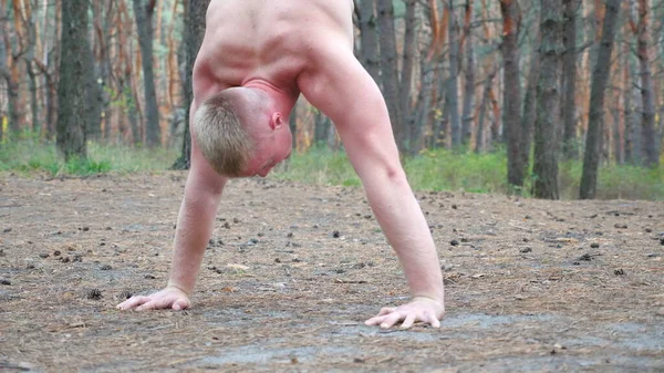 Hombre Musculoso Haciendo Pujas Bosque Tipo Fuerte Resistente Haciendo Acrobacias —  Fotos de Stock