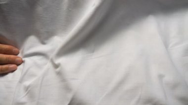 Bir kadın annesinin şefkatini ya da sevgisini nazikçe okşuyor. Yatakta yatan yaşlı bir annenin kırışık avuç içini rahatlatan kızı. Kız, eski ailesine destek oluyor. Dolly Üst Görünüm