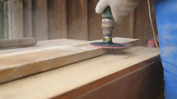 Närbild av träbearbetningsverktyg i handen på yrkesarbetare. Oigenkännlig snickare som arbetar i sin verkstad. Artisan bearbetning arbetsstycke för någon träprodukt. Koncept för hårt arbete. Dolly skjuten — Stockvideo