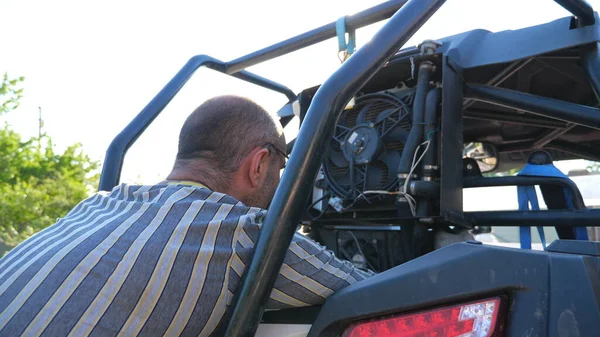 Αναγνωρίσιμος Επισκευαστής Μηχανικός Επισκευάζει Όχημα Αρσενικό Επισκευαστή Αυτοκινήτων Auto Πλοίαρχος — Φωτογραφία Αρχείου