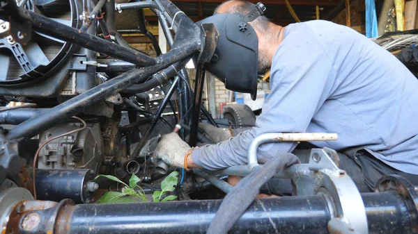 Mecânico Adulto Usando Máscara Protetora Começando Soldar Detalhes Automóvel Reparador — Fotografia de Stock