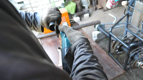 Reparador Irreconhecível Mecânico Afiar Detalhes Metal Usando Serra Circular Homem — Fotografia de Stock