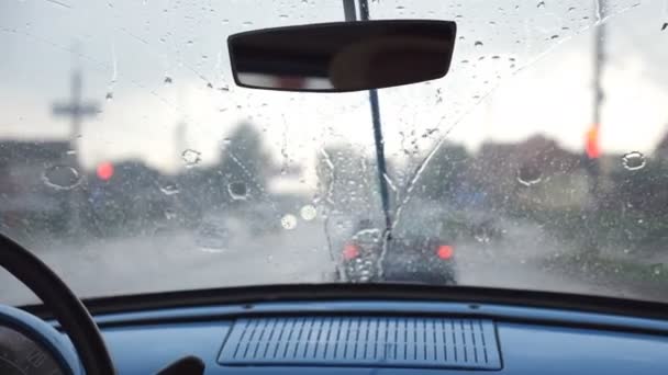 POV az első üléstől a régi retró autó szélvédőjéig rossz idő esetén. Törlők eltávolítása esőcseppek az ablakon a vintage autó utazás közben az autópályán. Lezárás Lassú mozgás — Stock videók