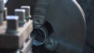 Değirmen makinesini iş başında kapatın. Garajda ya da atölyede dönen tezgahın ön görüntüsü. Yavaş çekim