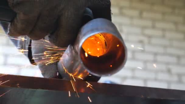 Primer plano del procesamiento de metales con sierra circular. Manos de instrumento de sujeción mecánico y pieza de acero de molienda. Trabajador de corte detalle de hierro en garaje o taller. Brillantes chispas calientes volando alrededor — Vídeos de Stock